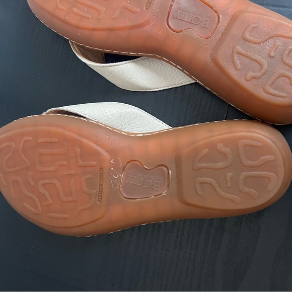 BORN Flat Thong Sandals Off White Leather - Picture 7 of 9